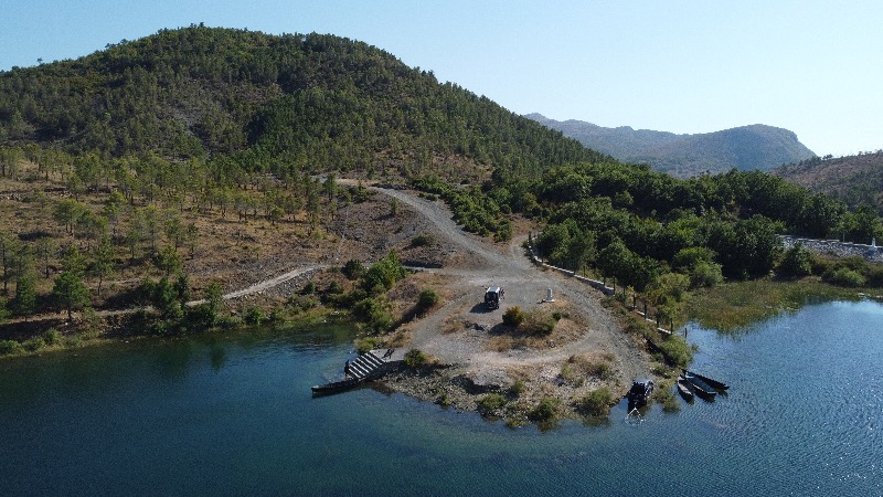 Wildkampeerplek aan het Drini meer gemaakt met een drone